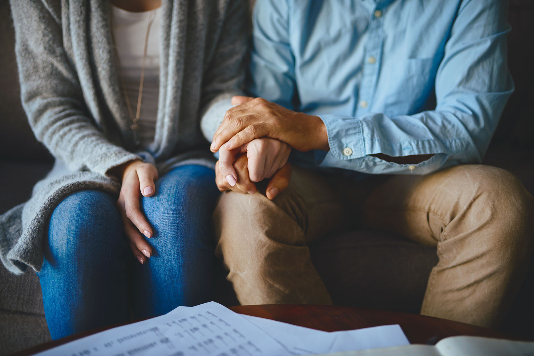 Empathie mains mélées et posées sur les genoux